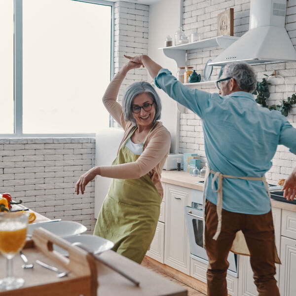 Ehepaar in der Küche am tanzen