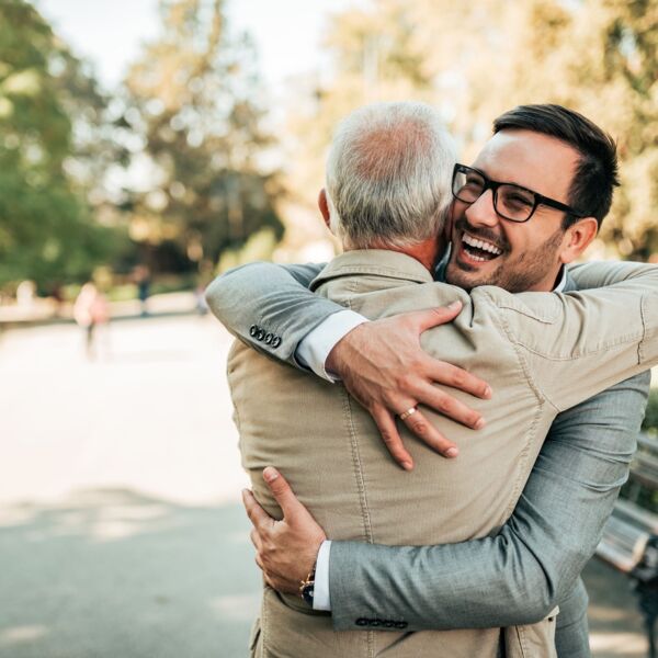 Migräne Therapie: Zwei Männer umarmen sich