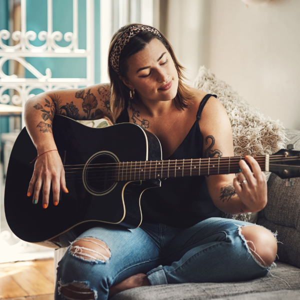 Schmerzen bei CED: Frau spielt Gitarre