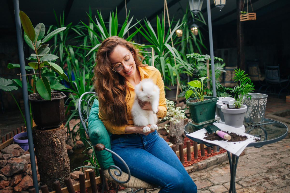 Akute Migräne: Frau mit Hase