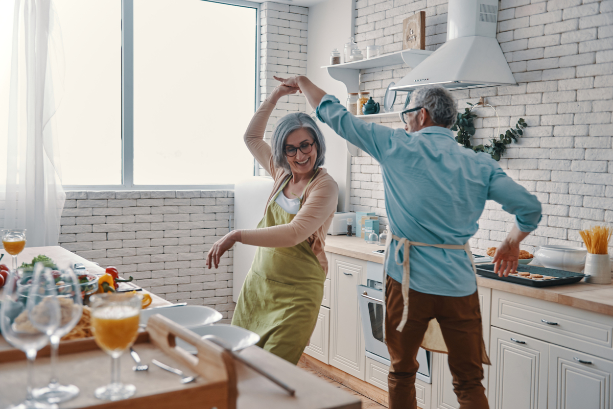 Ehepaar in der Küche am tanzen