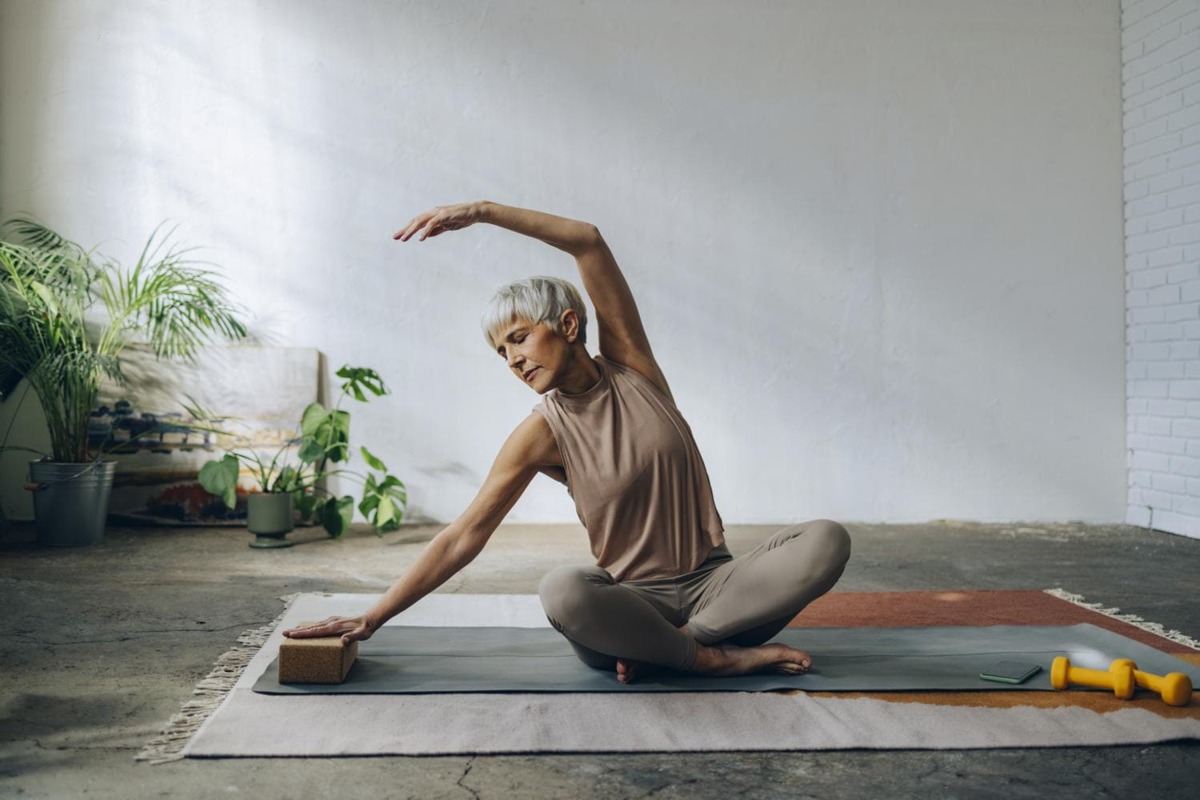 Rückenschmerzen Physio: Frau beim Yoga