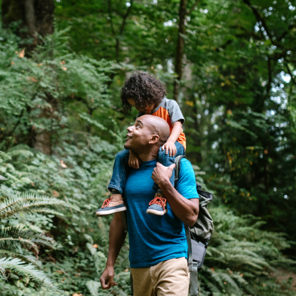 Multiple Sklerose: Mann mit Sohn auf den Schultern